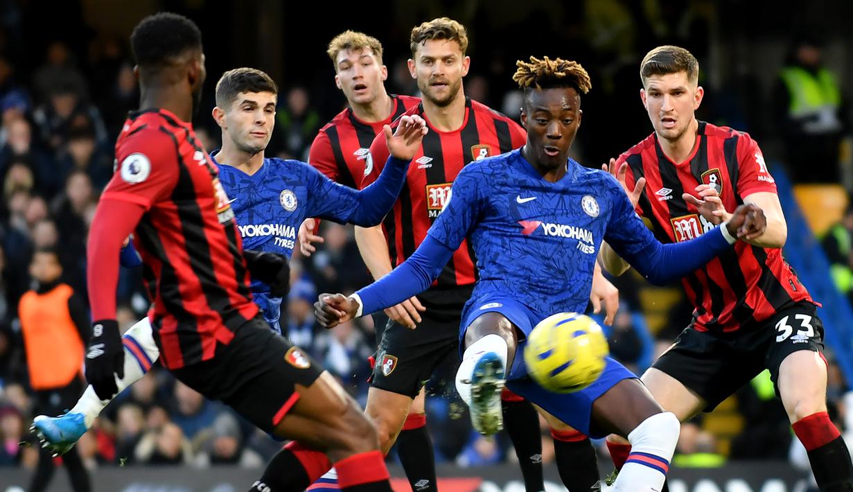 Striker Chelsea, Tammy Abraham, mengontrol bola saat melawan Bournemouth pada laga Premier League di Stadion Stamford Bridge, London, Sabtu (14/12). Chelsea kalah 0-1 dari Bournemouth. (AFP/Olly Greenwood)
