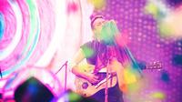 Vokalis Coldplay bernyanyi sambil membawa bendera LGBT. Dok: Twitter @coldplayxtra