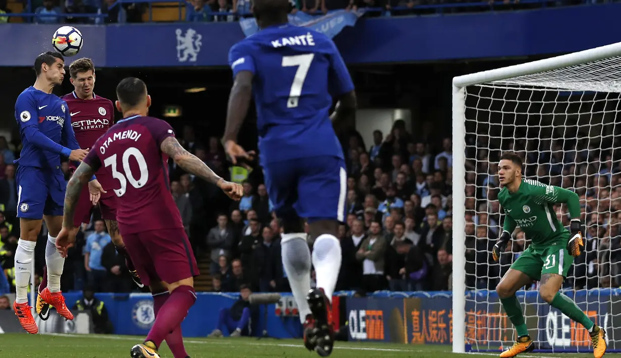 Striker Chelsea, Alvaro Morata berusaha menyundul bola di depan gawang Manchester City saat pertandingan Chelsea menjamu Manchester City pada Liga Inggris di Stamford Bridge, London (30/9). (AFP Photo/Andrian Dennis)