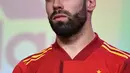 Bek Timnas Spanyol Dani Carvajal berpose saat presentasi jersey baru untuk Piala Eropa 2020 di Las Rozas de Madrid, Spanyol, Selasa (12/11/2019). Timnas Spanyol memperkenalkan jersey baru untuk menyambut Piala Eropa 2020. (OSCAR DEL POZO/AFP)