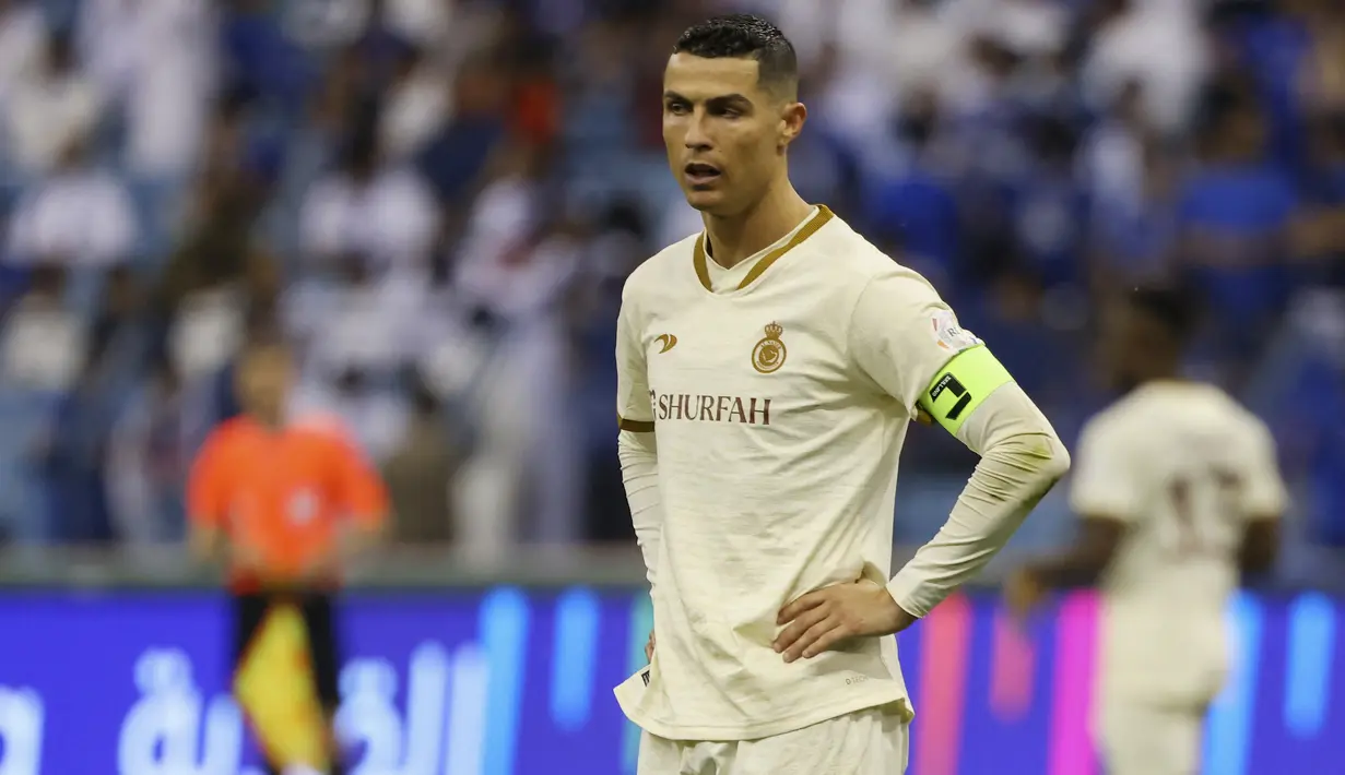 Pemain Al-Nassr, Cristiano Ronaldo, tampak kecewa setelah ditaklukkan Al-Hilal pada laga Liga Arab Saudi 2022/2023 di Stadion King Fahd, Rabu (19/4/2023). (AFP/Fayez Nureldine)