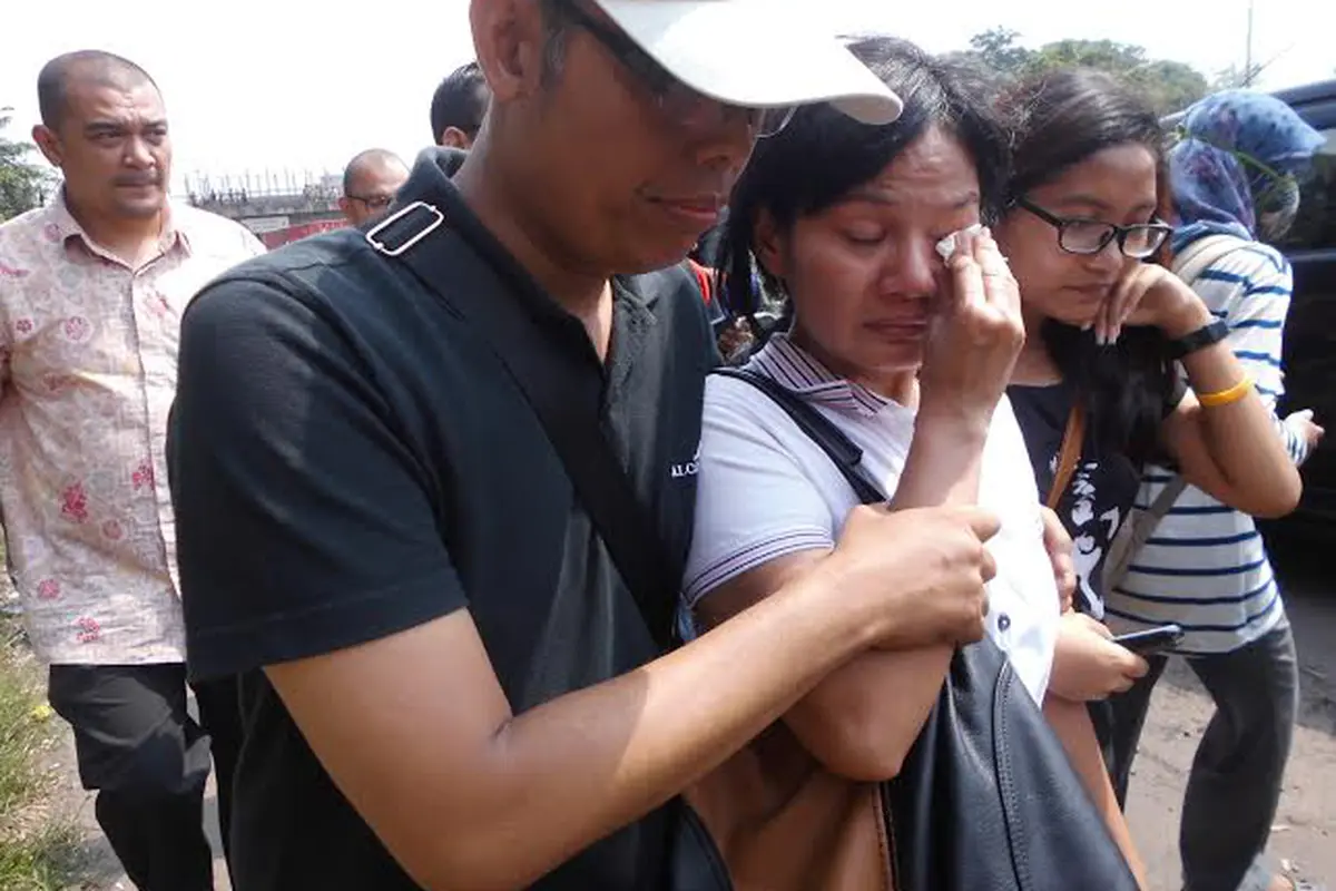 Lihat Rekonstruksi Pembunuhan Putrinya, Ibunda Ade Sara Menangis