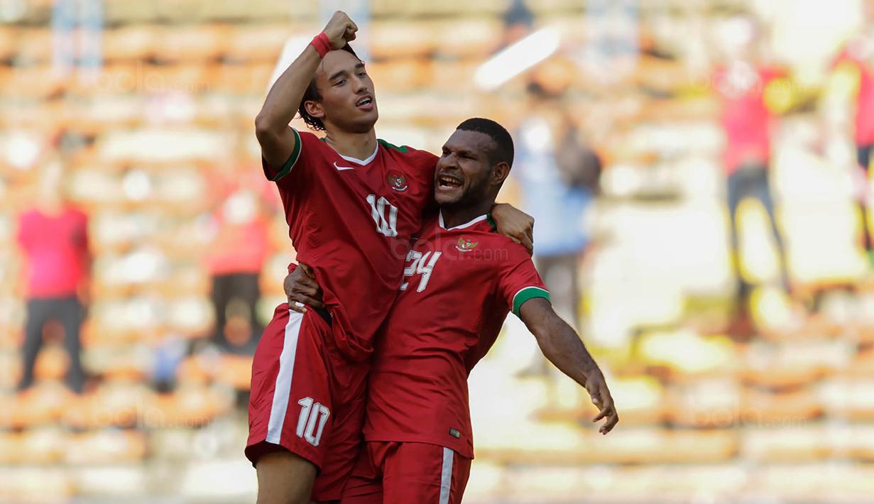 Striker Timnas Indonesia, Ezra Walian, bersama Marinus Wanewar, melakukan selebrasi usai mencetak gol ke gawang Kamboja di Stadion Shah Alam, Selangor, Kamis, (24/8/2017). Indonesia menang 2-0 atas Kamboja. (Bola.com/Vitalis Yogi Trisna)