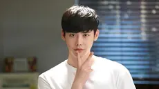 "Aku percaya Lee Jong Suk dapat memainkan dua sisi Kim Woo Jin sebagai seorang pria cerdas yang tertekan dan pria yang sedang jatuh cinta," tuturnya. (Foto: instagram.com/jongsuk0206)