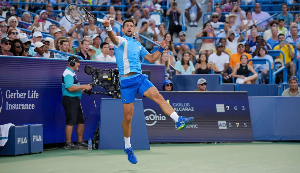 "Gila, saya tidak tahu apa yang bisa saya katakan," kata Djokovic, yang diperiksa oleh dokter pada awal set kedua karena kepanasan dalam pertarungan yang berlangsung tiga jam 44 menit itu, seperti disiarkan AFP. (AP Photo/Aaron Doster)