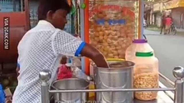 6 Cara Masak Penjual India Ini Bikin Tak Selera, Jauh Dari Kata Higienis
