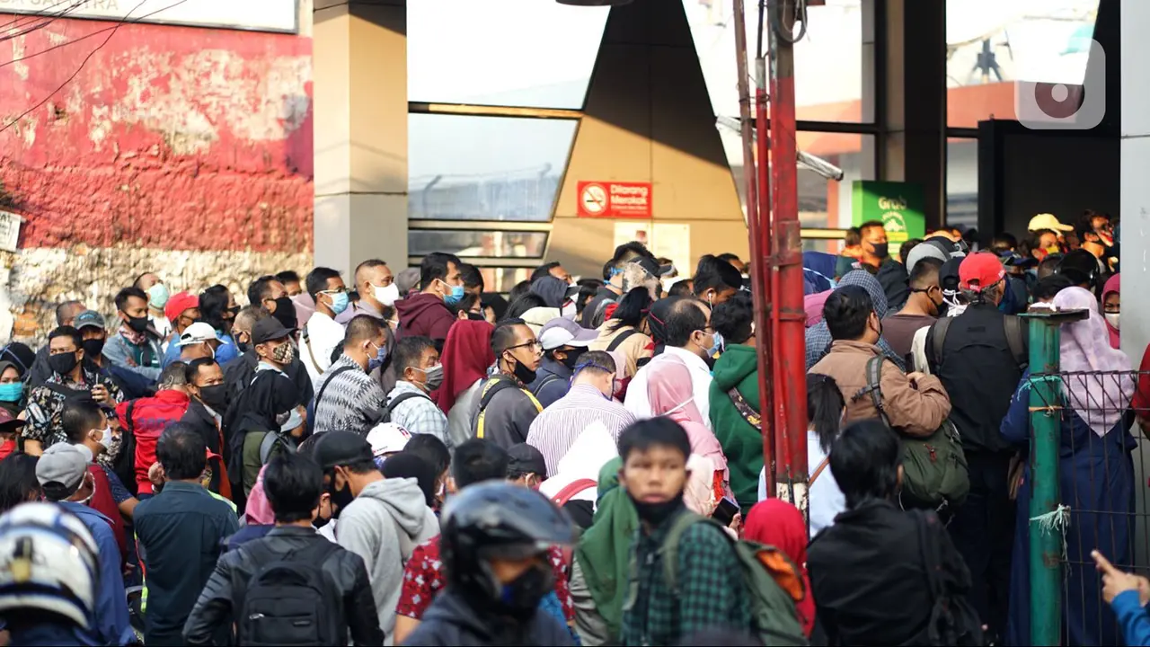FOTO: Antrean Penumpang Mengular di Stasiun Citayam