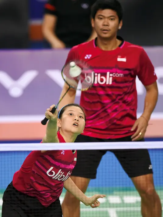 Pasangan Indonesia, Praveen Jordan/Debby Susanto, saat bertanding melawan pasangan China, Wang Yilyu/Huang Dongping pada laga Korea Terbuka 2017, Minggu (17/9/2017). Praveen/Debby menang 21-17, 21-18 atas Wang Yilyu/Huang Dongping. (AFP/Jung Yeon-Je)