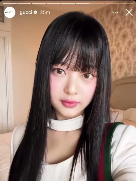 Biasanya ia membawa tema remaja dan konsep Y2K, tapi kali ini ia tampak lebih dewasa. [Instagram @gucci]