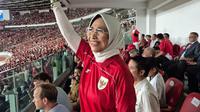 Ketua Komisi X DPR RI Hetifah Sjaifudian yang berada di tengah-tengah puluhan suporter Indonesia di Stadion Utama Gelora Bung Karno, Senayan, Jakarta, Selasa (25/3/2025) malam. (Bola.com/Nandang Permanan)