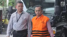 Pengacara Agus Wiratno dikawal petugas saat tiba untuk menjalani pemeriksaan perdana pasca terjaring OTT di gedung KPK, Jakarta, Rabu (21/3). Agus diduga melakukan suap terhadap ketua majelis hakim Wahyu Widya Nurfitri. (Merdeka.com/Dwi Narwoko)