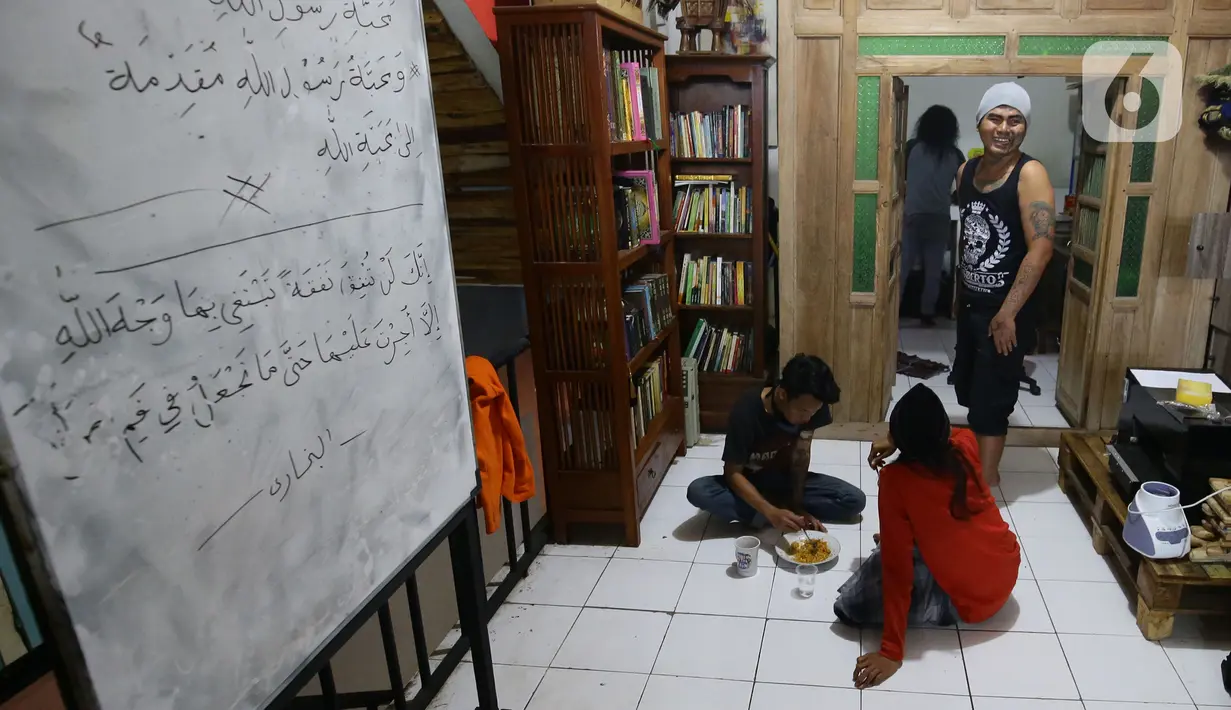 Seorang pemuda yang penuh ditato pada wajah menyambut kami dengan sopan. Mempersilahkan duduk untuk menunggu ustad yang sedang dalam perjalanan. (merdeka.com/Arie Basuki)