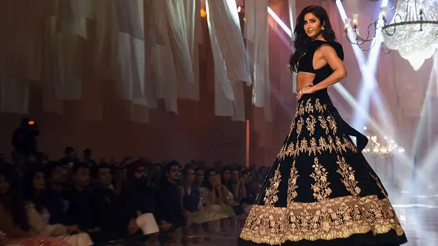 Pesona Katrina Kaif di Catwalk Lakme Fashion Week