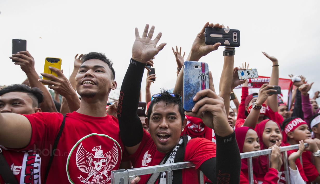 Suporter menyambut kedatangan Timnas Indonesia di Stadion MPS, Selangor, Selasa (22/8/2017). Indonesia akan menghadapi Vietnam pada  laga keempat Grup B SEA Games 2017. (Bola.com/Vitalis Yogi Trisna)