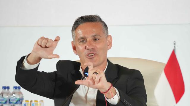 John Herdman menggantikan posisi Patrick Kluivert yang hengkang bersama jajarannya pada Oktober 2025, selepas gagal membawa skuad Garuda lolos Piala Dunia 2026. Tampak dalam foto, pelatih kepala tim nasional sepak bola Indonesia yang baru, John Herdman memberi isyarat saat berbicara dalam konferensi pers di Jakarta, Selasa 13 Januari 2026. (AP Photo/Achmad Ibrahim)