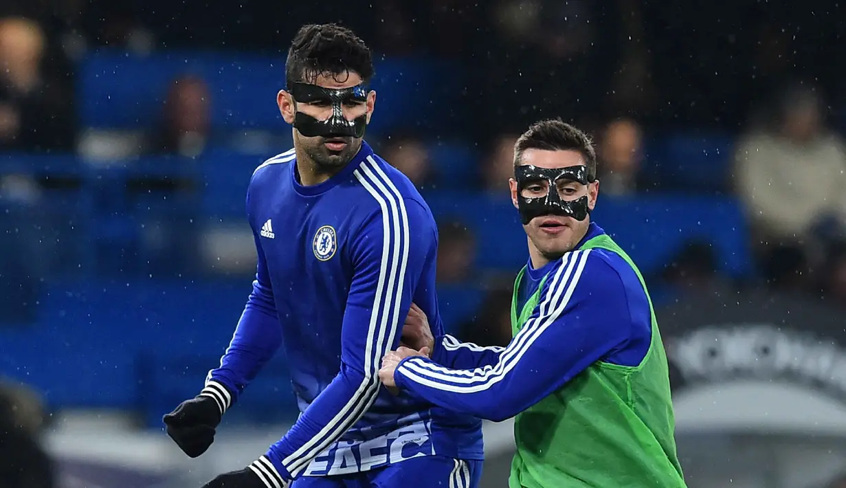 Diego Costa dan rekannya Cesar Azpilicueta mengenakan masker saat berlatih sebelum bertanding melawan Newcastle United pada Lanjutan Liga Inggris pekan ke-26 di Stadion Stamford Bridge, London, MInggu (14/2/2016) dini hari WIB. (AFP/Ben Stansall)