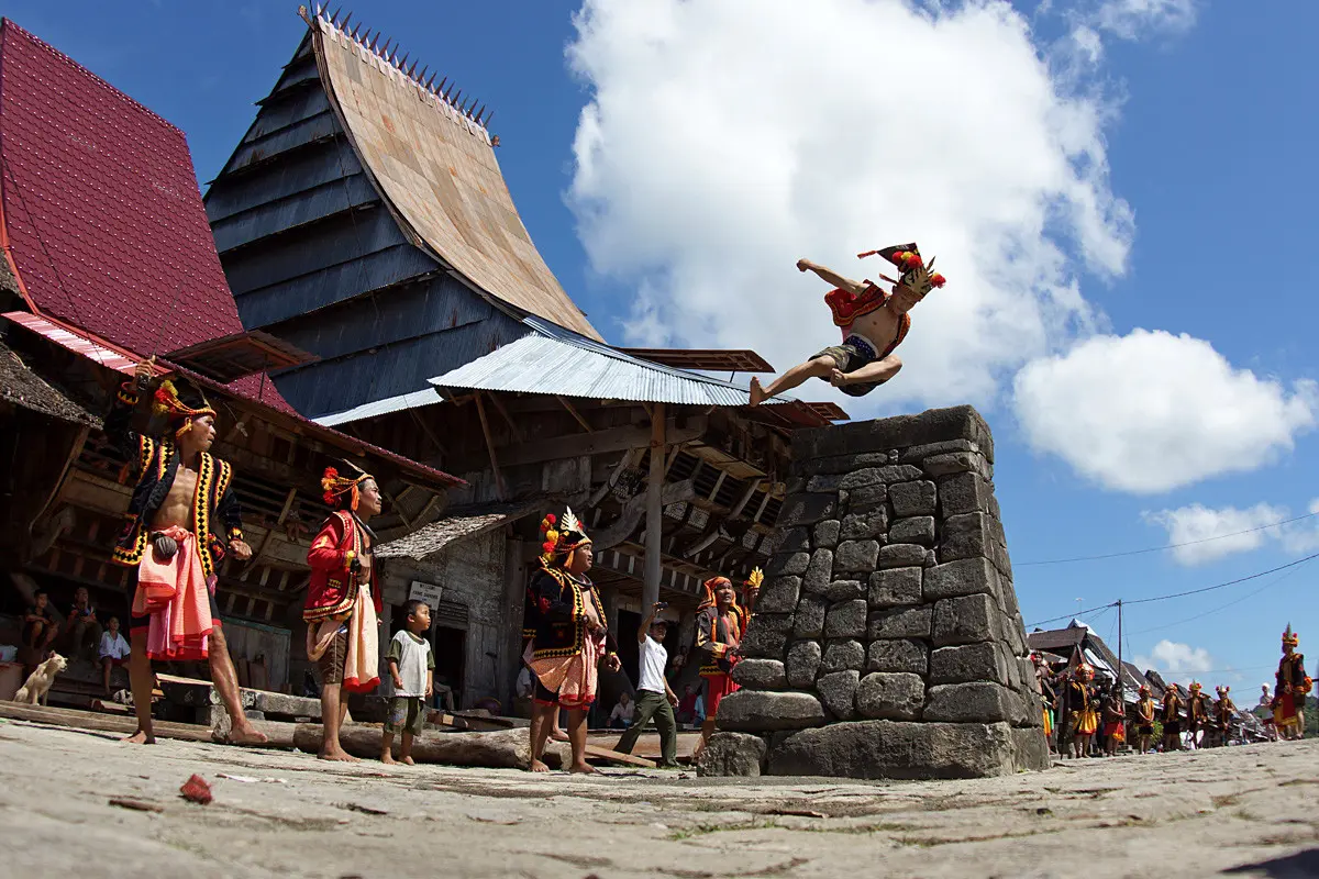 Festival budaya di Nias yang unik dan masih memegang teguh adat istiadat yang berlaku di sana 