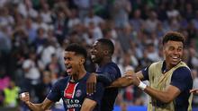 Senny Mayulu (paling kiri) melakukan selebrasi usai PSG mengalahkan Inter Milan di final Liga Champions 2024/2025. (FRANCK FIFE / AFP)