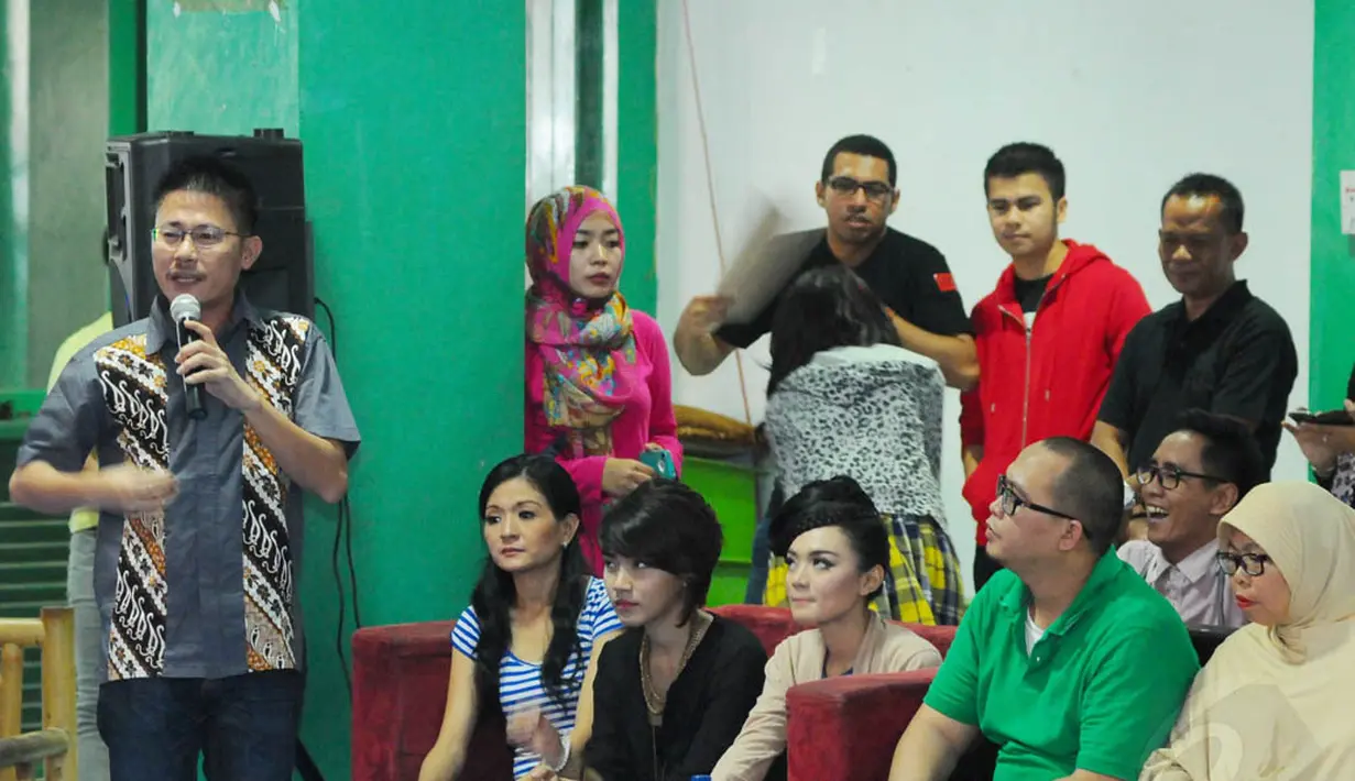 Sutradara sinetron ABG Jadi Manten saat memberikan sambutan di acara syukuran, Jakarta, Selasa (5/8/14). (Liputan6.com/Andrian M Tunay)