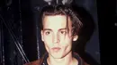 Johnny Depp miliki dua anak dari hubungannya dengan Vanessa Paradis. Sudah tampan banget dari dulu, kini kharismanya pun tak luntur dimakan usia. (The Cut)