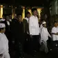 Presiden Joko Widodo (Jokowi) bersama anak-anak yatim se-Jabodetabek berjalan beriringan menuju masjid yang berada di halaman Istana, Jakarta, Senin (12/6). (Liputan6.com/Angga Yuniar)