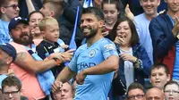 Ekspresi striker Manchester City, Sergio Aguero, usai mencetak gol ke gawang Huddersfield, Sabtu (19/8/2018).  (AFP / Lindsey Parnaby)