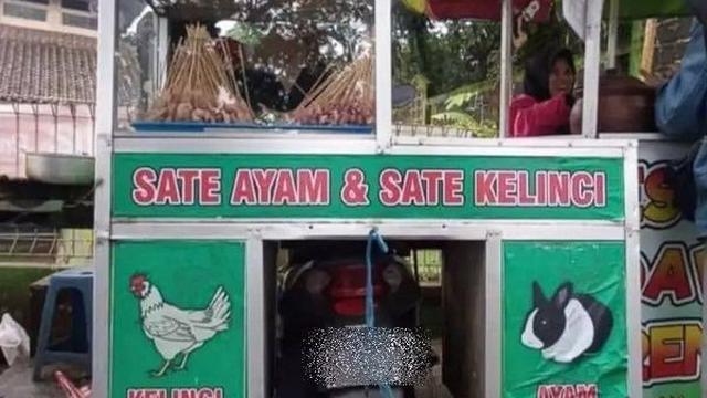 6 Spanduk Penjual Sate Ayam Ini Nyeleneh Banget, Pembeli Ngakak
