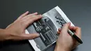 Mark Zuckerberg memberikan tanda tangan pada buku katalog dari perusahaan mobil Ford saat kunjungan ke pabrik mobil pikap legendaris Ford F-150 di Dearborn, Michigan, AS. (Facebook/Mark Zuckerberg)