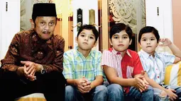 Al, El dan Dul mempunyai kenangan indah bersama almarhum B.J. Habibie. Abdul Qodir Jaelani alias Dul ini lahir 23 Agustus 2000. Pada Agustus lalu, ia merilis single yang berjudul “Kamu dan Aku”.(Liputan6.com/IG/@alghazali7)