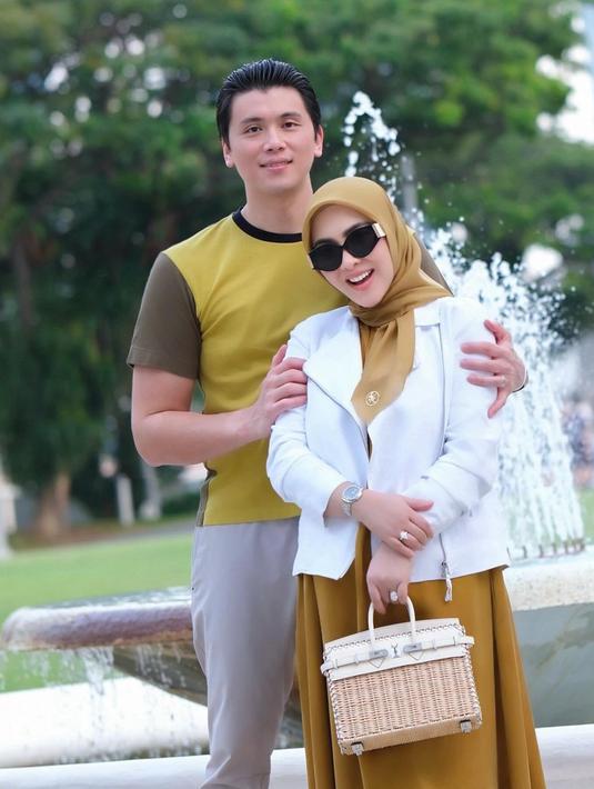 Dugaan Syahrini sedang hamil sebenarnya sudah terdengar dari jauh hari. Namun, sampai saat ini belum ada konfirmasi langsung dari pasangan yang menikah pada 27 Februari 2019 itu. Usai ramai kabar hamil, Syahrini kerap menutupi bagian perutnya dengan menggunakan tas saat berfoto. (Liputan6.com/IG/@princessyahrini)