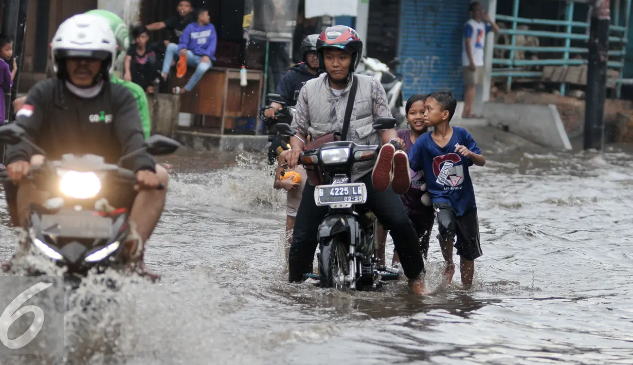 Kendaraan motor terpaksa didorong akibat mogok karena nekat menerobos banjir di kawasan Kemang Utara, Jakarta Selatan, Rabu (20/7). Akibat intensitas hujan deras yang mengguyur Jakarta, sejumlah ruas jalan tergenang air. (Liputan6.com/Yoppy Renato)