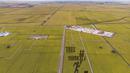 Foto dari udara yang diabadikan pada 21 September 2020 ini menunjukkan sawah yang akan dipanen di sebuah area persawahan di Kota Fujin, Provinsi Heilongjiang, China timur laut. Dalam beberapa hari terakhir, sekitar 2.667 hektare sawah di kota tersebut telah memasuki musim panen. (Xinhua/Zhang Tao)