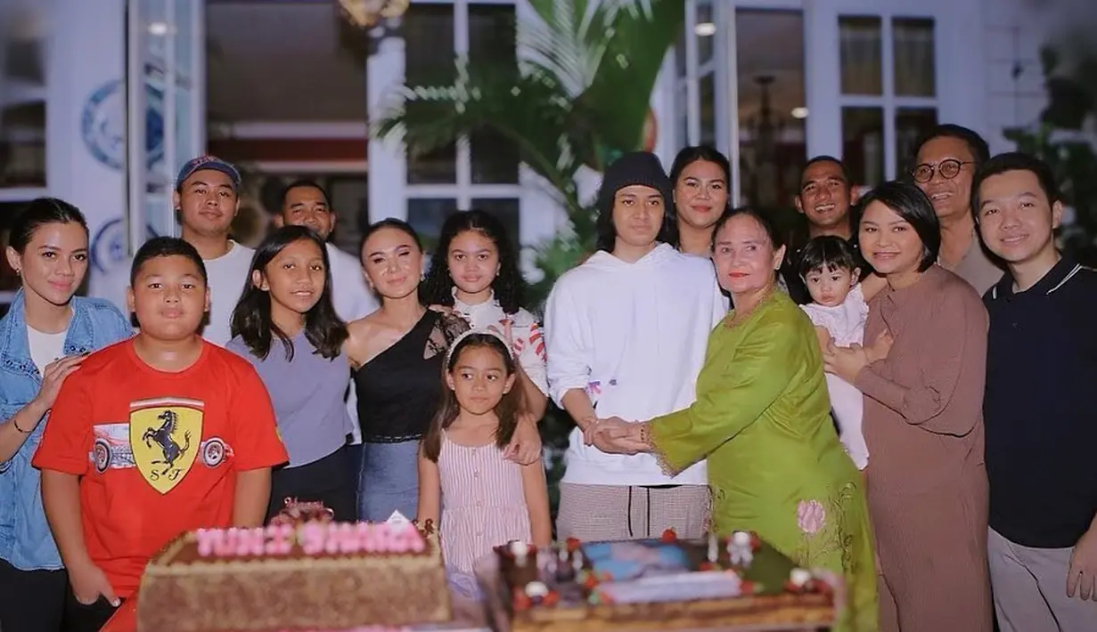 Yuni Shara juga terlihat glowing dengan makeup natural dan sentuhan lipstik nude [@yunishara36]