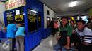 Agen penjualan tiket bus luar kota di terminal Depok masih terlihat sepi dari antrian, Jawa Barat, Senin (13/7/2015). Menurut agen bus Terminal Depok, jumlah pemudik saat ini mengalami penurunan dibandingkan tahun 2014. (Liputan6.com/Yoppy Renato)