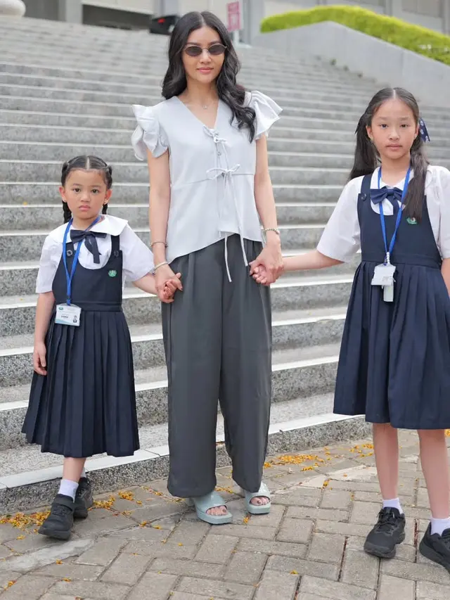 Sarwendah saat antar kedua putrinya di sekolah dengan konsisten pakai kacamata hitam. [@sarwendah29]