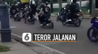 Terekam kamera netizen, rombongan pengendara motor meresahkan pengguna jalan.