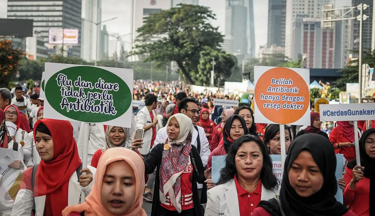 Aksi ISMAFARSI (Ikatan Senat Mahasiswa Farmasi Seluruh Indonesia) saat memperingati Hari Apoteker Sedunia di kawasan Car Free Day, Jakarta, Minggu (25/9). Mereka mengajak masyarakat cerdas menggunakan obat, termasuk DaGuSiBu. (Liputan6.com/Faizal Fanani)