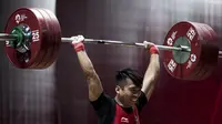 Lifter Indonesia, Deni, saat berlaga pada Asian Games di JIExpo, Jakarta, Rabu (22/8/2018). Deni memastikan lolos ke final setelah berhasil membukukan poin terbaik dengan total angkatan seberat 318 kg. (Bola.com/Vitalis Yogi Trisna)