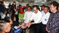 Menteri Perhubungan (Menhub) Budi Karya Sumadi melakukan kunjungan kerja ke Kabupaten Banyuwangi di Jawa Timur. (Liputan6.com/Dian Kurniawan)