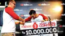 Eros Tjokro selaku juara 3  Music Video Contest Vidio.com mendapat hadiah sebesar 10 juta , Jakarta, Jumat (30/1/2015). (Liputan6.com/Faisal R Syam