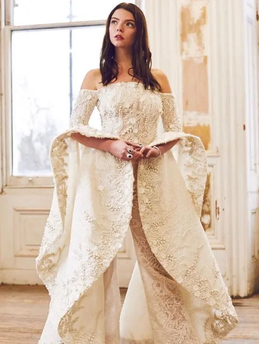 Bak putri kerajaan, wanita berusia 25 tahun ini memakai gaun off shoulder berwarna lembut dengan motif bunga. Meski rambutnya ditata sederhana, Anya sukses pukau penggemarnya.(Liputan6.com/IG/@anyataylorjoy)