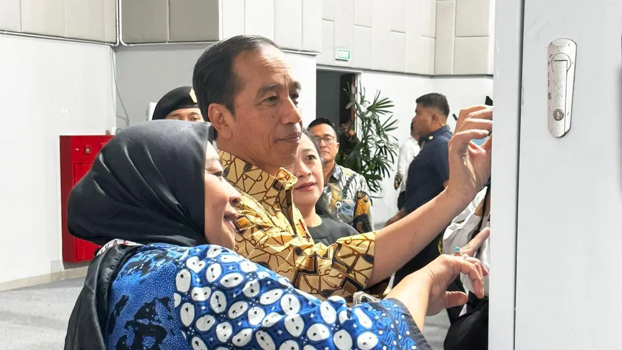 Presiden Jokowi menjajal sendiri mesin penukar botol bekas minuman menjadi poin bernilai rupiah