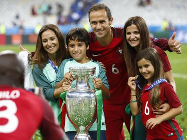 Pemain Portugal, Ricardo Carvalho berfoto bersama keluarganya dengan trofi juara Piala Eropa 2016 di  Stade de France, Saint-Denis, Prancis, (10/7/2016). Portugal menang atas Prancis 1-0. (REUTERS/Kai Pfaffenbach)
