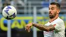 Bek AS Roma, Leonardo Spinazzola menguasai bola saat menghadapi Inter Milan pada laga Liga Italia 2022/2023 di San Siro Stadium, Milan (1/10/2022). Leonardo Spinazzola yang merupakan pemain didikan akademi Juventus ini dilepas ke AS Roma pada awal musim 2019/2020 setelah sebelumnya lebih banyak dipinjam kan ke beberapa klub di Liga Italia. AS Roma mendatangkannya dengan mahar senilai 29,5 juta euro atau kini setara Rp484 miliar. (AFP/Isabella Bonotto)