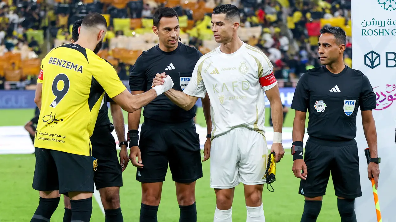 Foto: Momen Cristiano Ronaldo Redam Emosi Karim Benzema saat Laga Lanjutan Arab Saudi