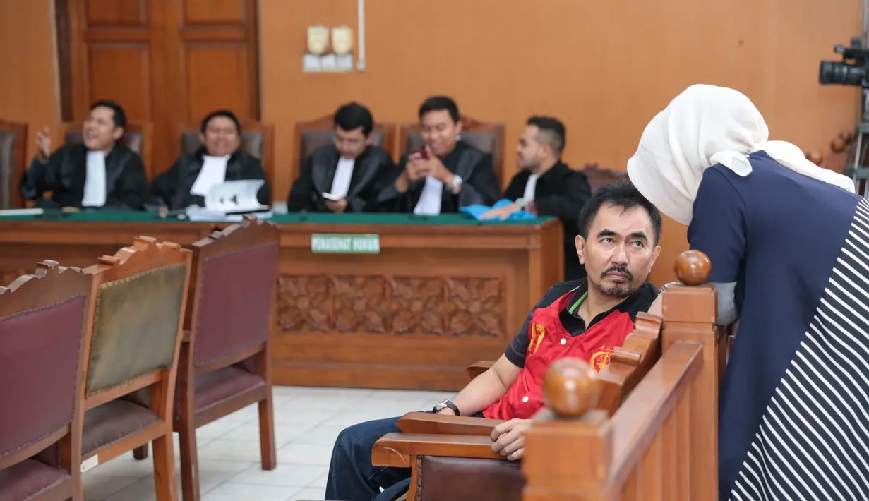 "Mengadili untuk menolak keberatan dari terdakwa atau pun kuasa hukumnya, serta melanjutkan kasus ini," ujar Hakim Ketua di Pengadilan Negeri Jakarta Selatan. (Adrian Putra/Bintang.com)