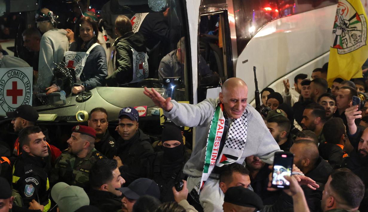 Suka cita menyelimuti suasana di Ramallah, Tepi Barat, ratusan warga gembira menyambut para tahanan Palestina tiba. (Ahmad GHARABLI/AFP)