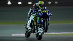 Pebalap Movistar Yamaha, Valentino Rossi, mengikuti latihan bebas hari ke-2 GP Qatar di Sirkuit Losail, Doha, Sabtu (19/3/2016) dini hari WIB. Pada sesi ini, pria Italia itu berada pada peringkat ke-7 dengan waktu 1 menit 55,883 detik. (EPA/STR)