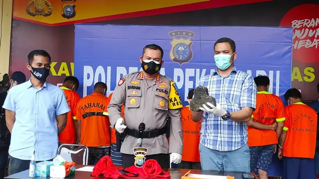 Kapolresta Pekanbaru Kombes Nandang bersama tersangka dan barang bukti penyerangan petugas Bea Cukai Riau.