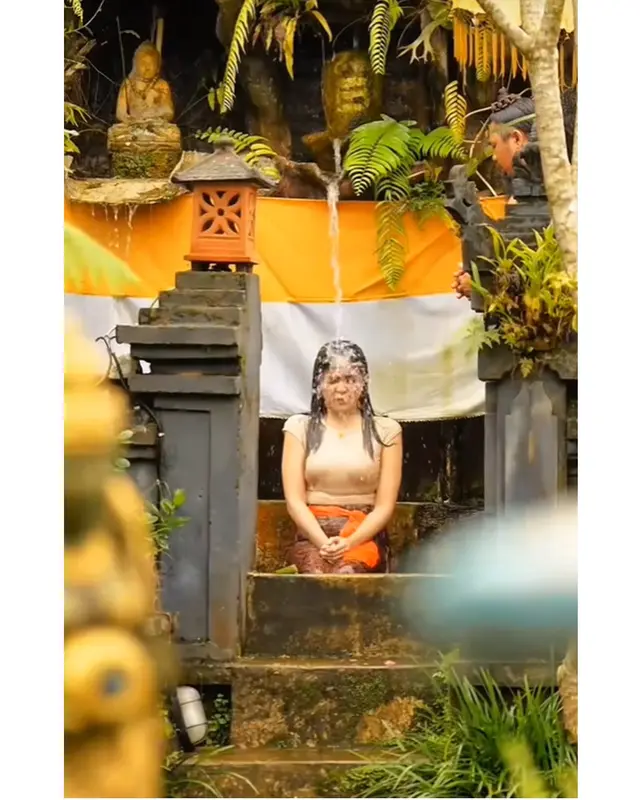 5 Potret Marshanda khusyuk jalani ritual Melukat di Bali